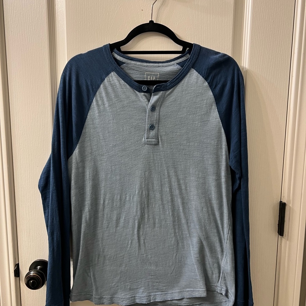 Men's GAP Blue Raglan Henley Shirt.  Size S